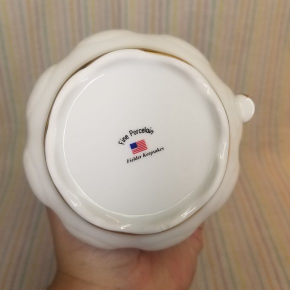 NIOB Fielder Keepsakes Fine Porcelain Shamrocks Mug White Gold Metallic Trim - Picture 7 of 7